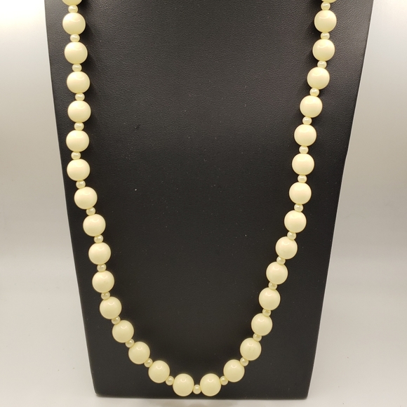 Vintage Cream Acrylic Beaded Necklace Faux Off-White Opaque Barrel Clasp Jewelry - Picture 4 of 6